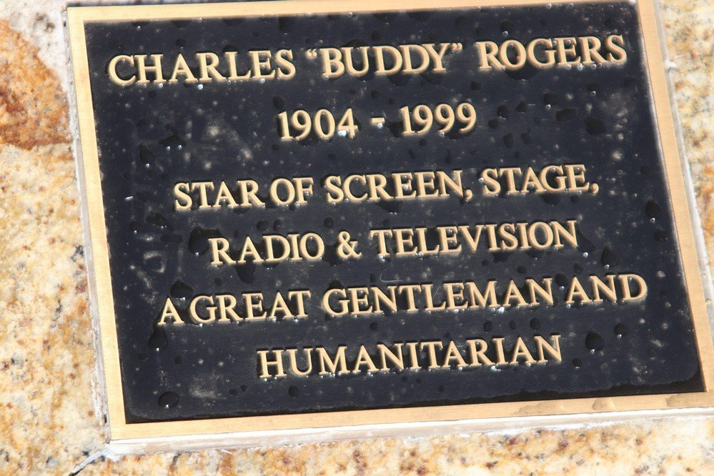 Charles Buddy Rogers Statue-大教堂城必去景点