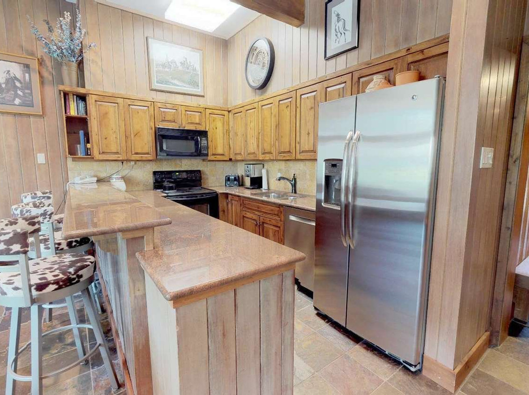 Shadowbrook Condominiums主图