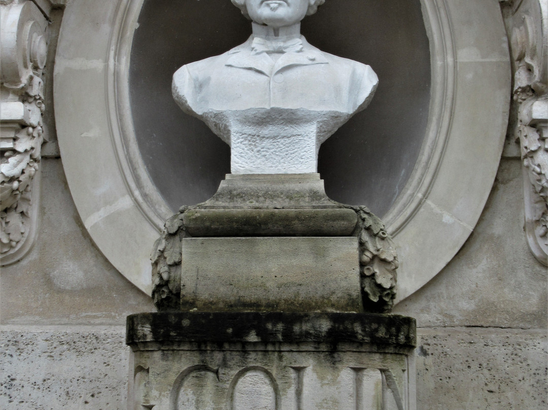 Buste de G. Colin景点图片