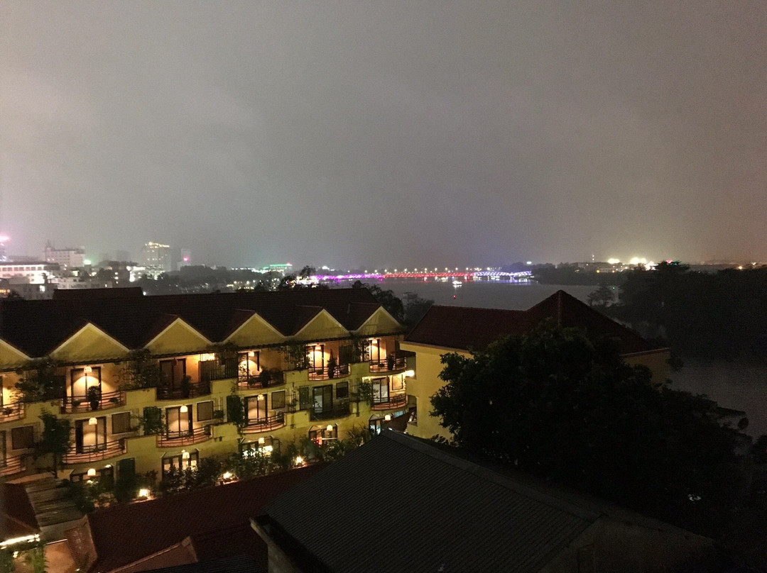 Charming Riverside Hotel主图