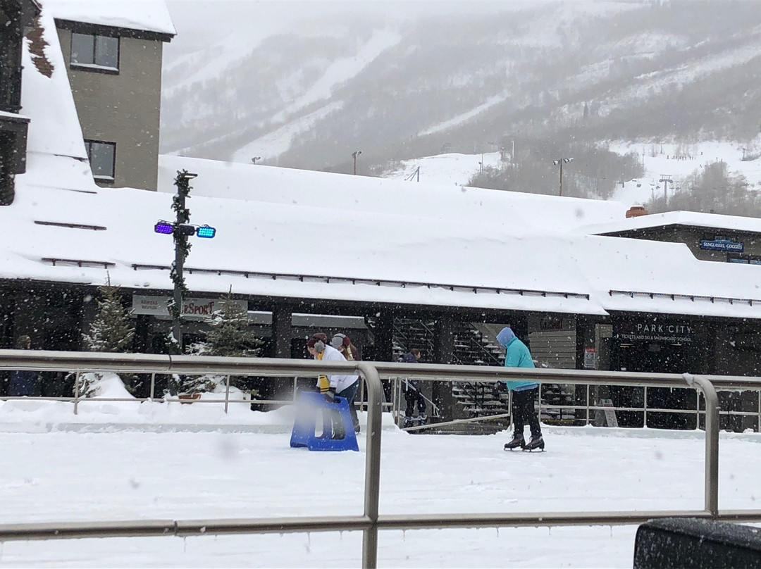 Resort Center Ice Rink景点图片