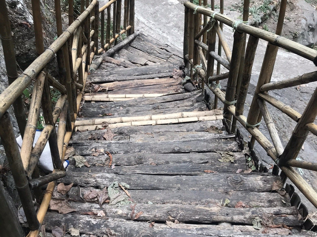 Kakek Bodo Waterfall景点图片