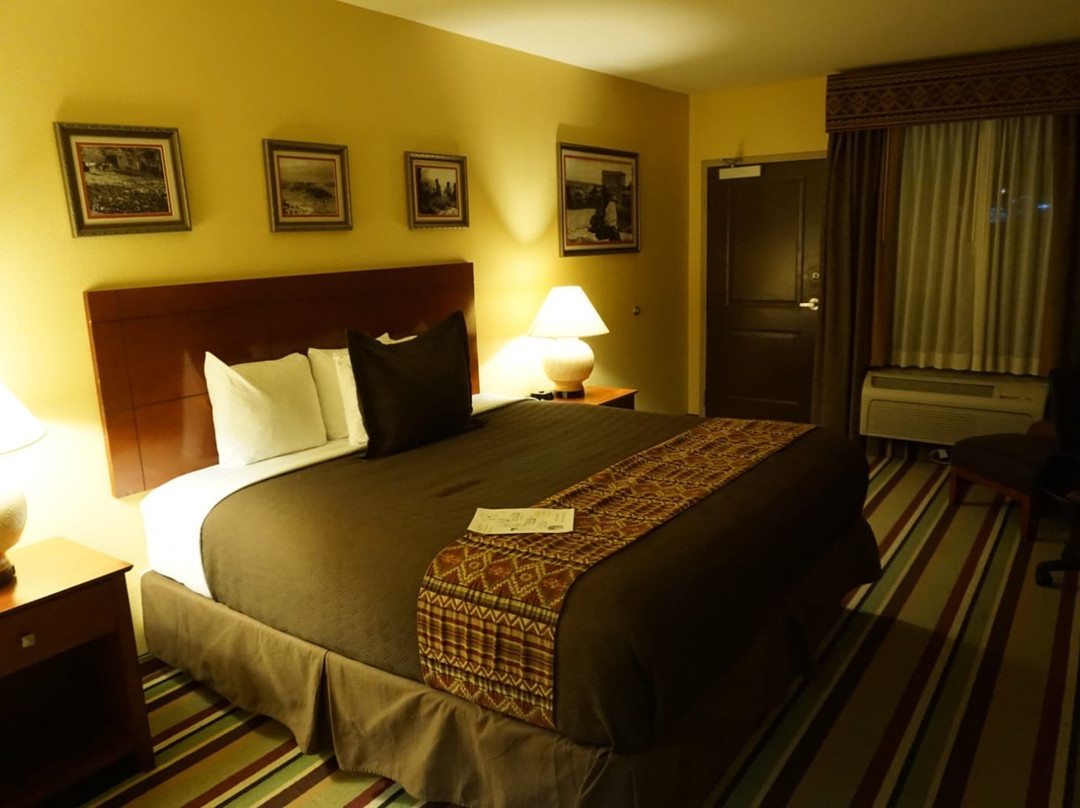 孟科匹传统套房酒店主图