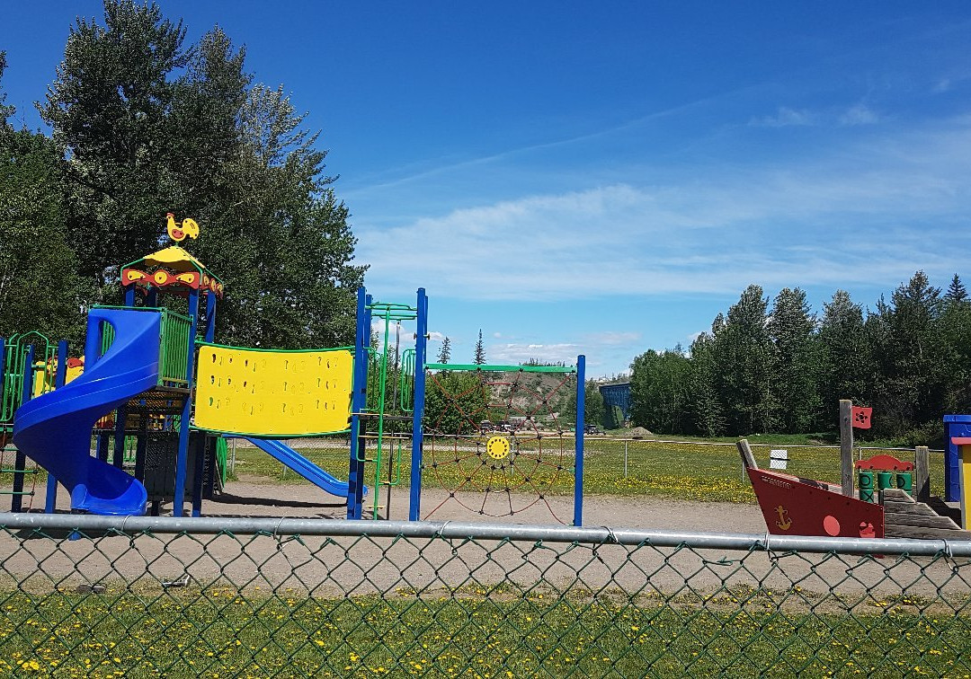 Charlie Lake旅游景点-Peace Island Park