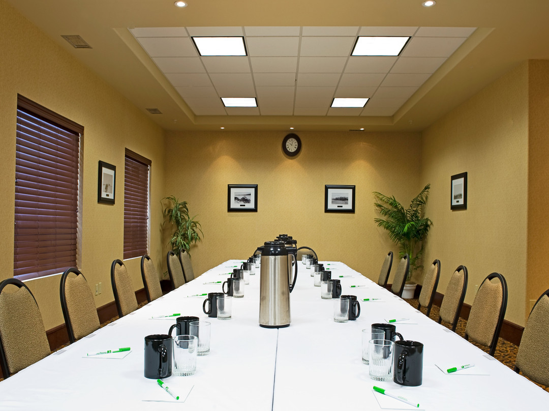 Holiday Inn & Suites Lloydminster By IHG主图