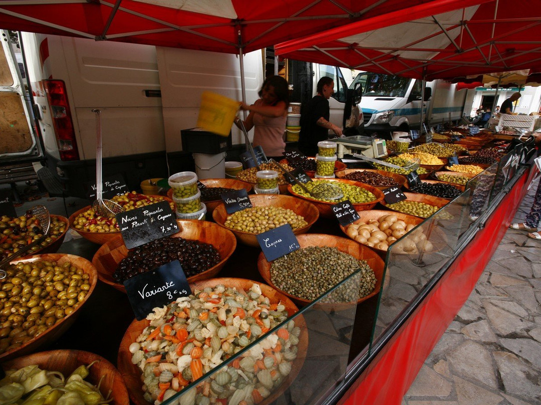 Marche Traditionnel De Meze-Meze必去景点