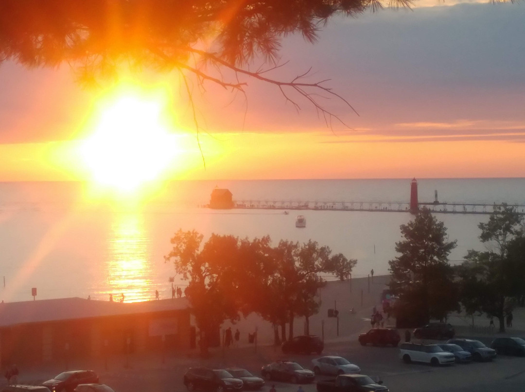 Looking Glass Beachfront Inn主图