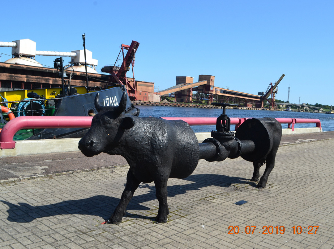 Sculpture cow景点图片