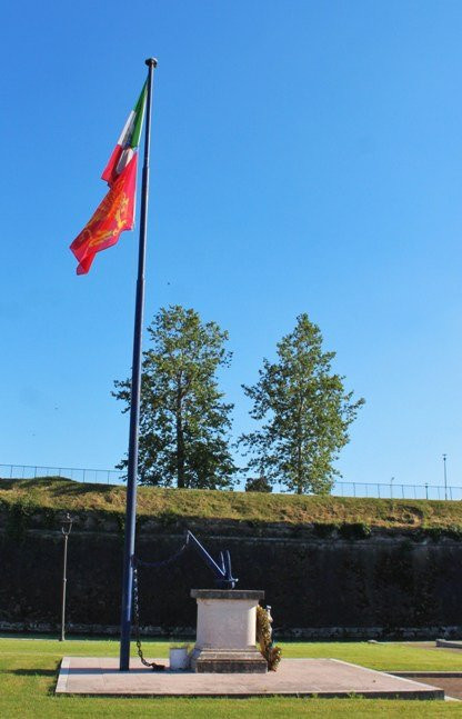 Monumento ai Caduti del mare-佩斯基耶拉德尔加尔达必去景点