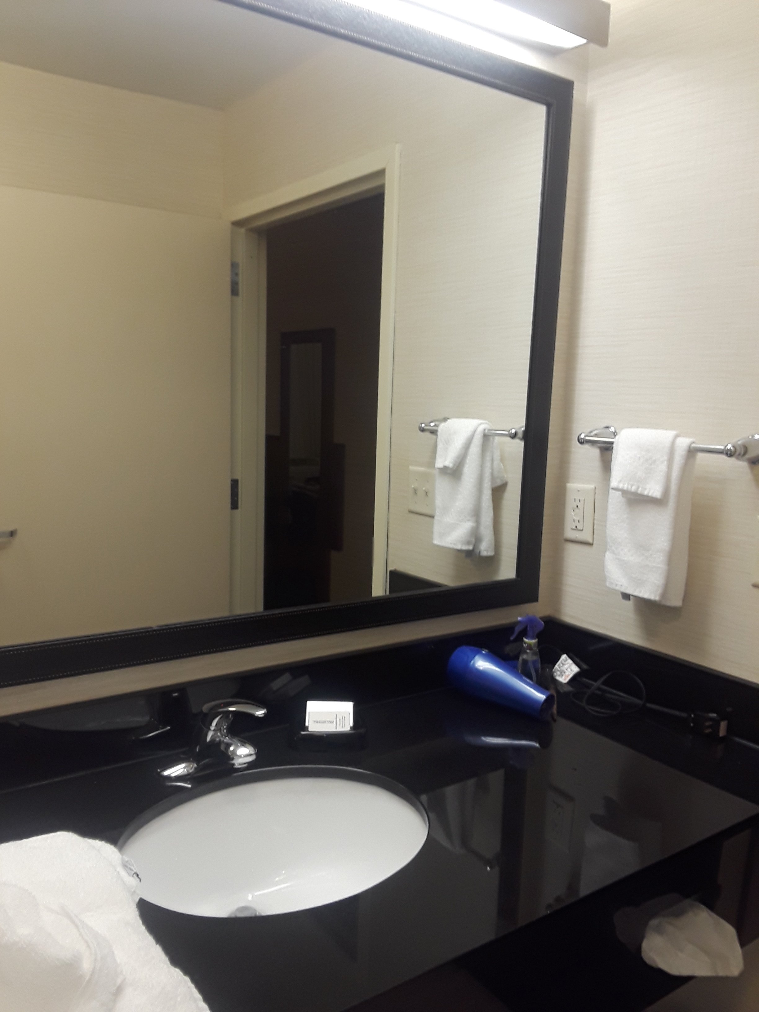 Fairfield Inn & Suites Utica-浴室