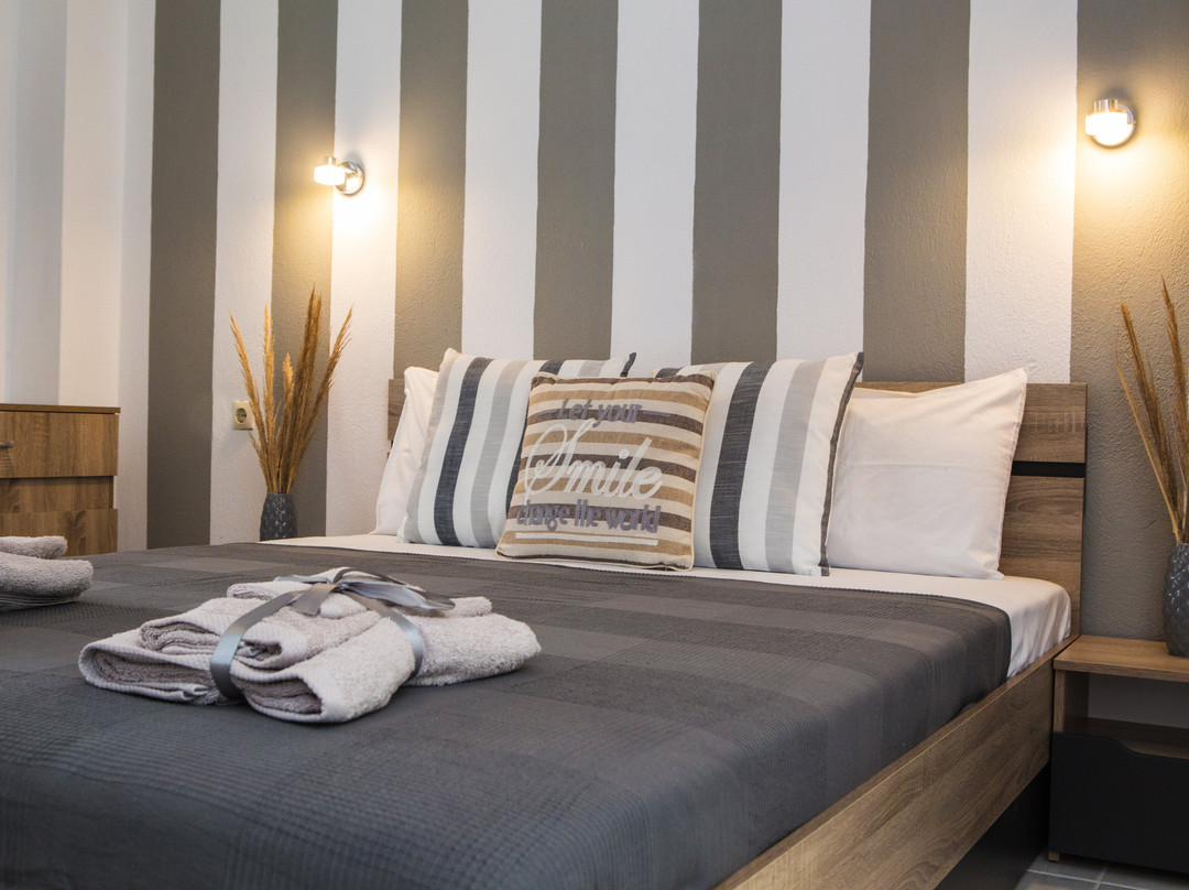 Sunset Apartments主图