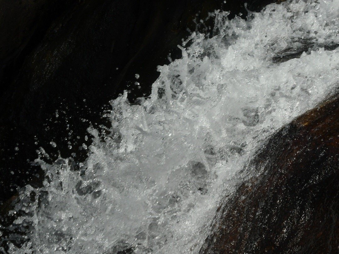 Ton Pring Waterfall景点图片
