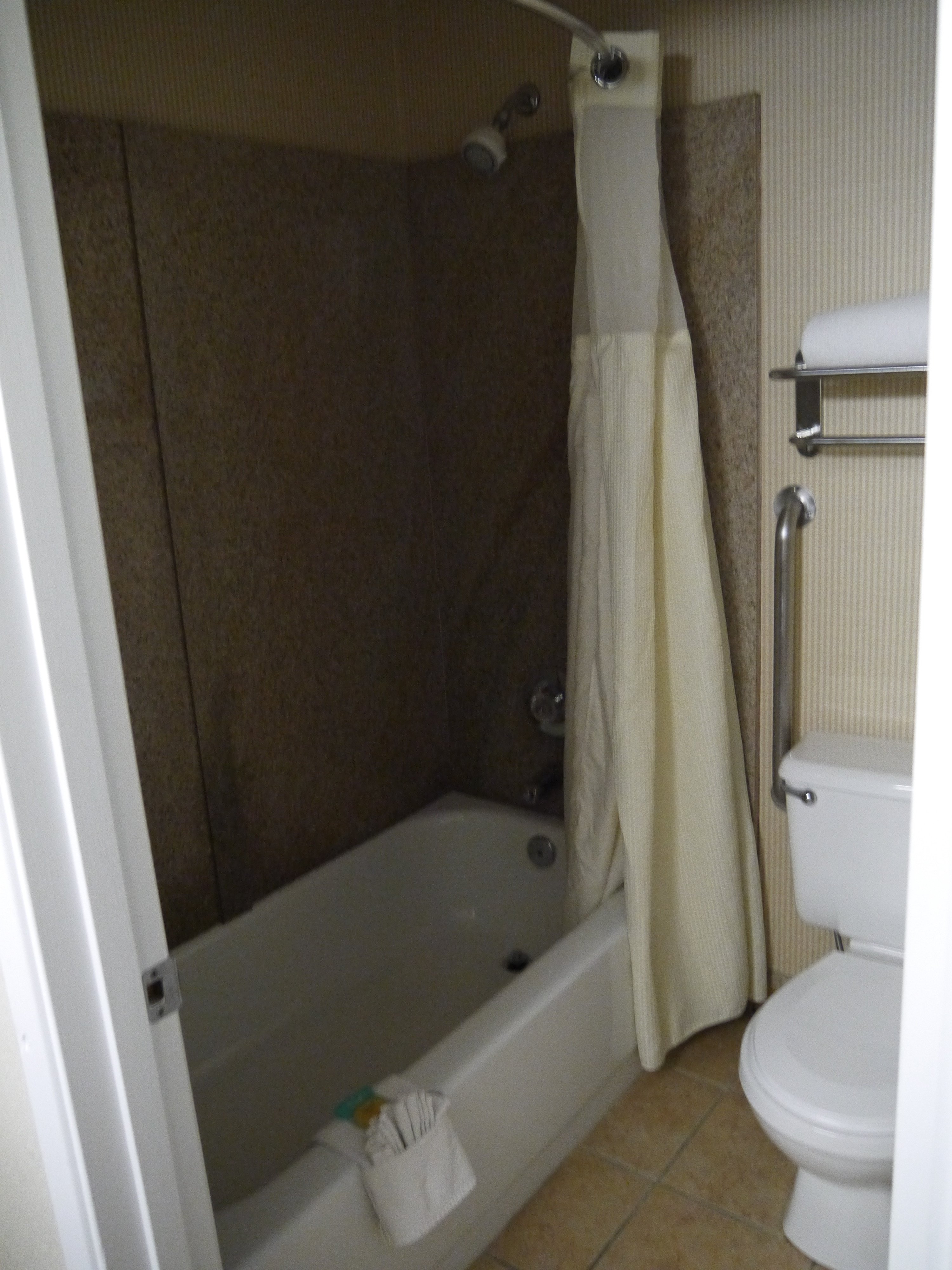 隆波克谷套房酒店-浴室