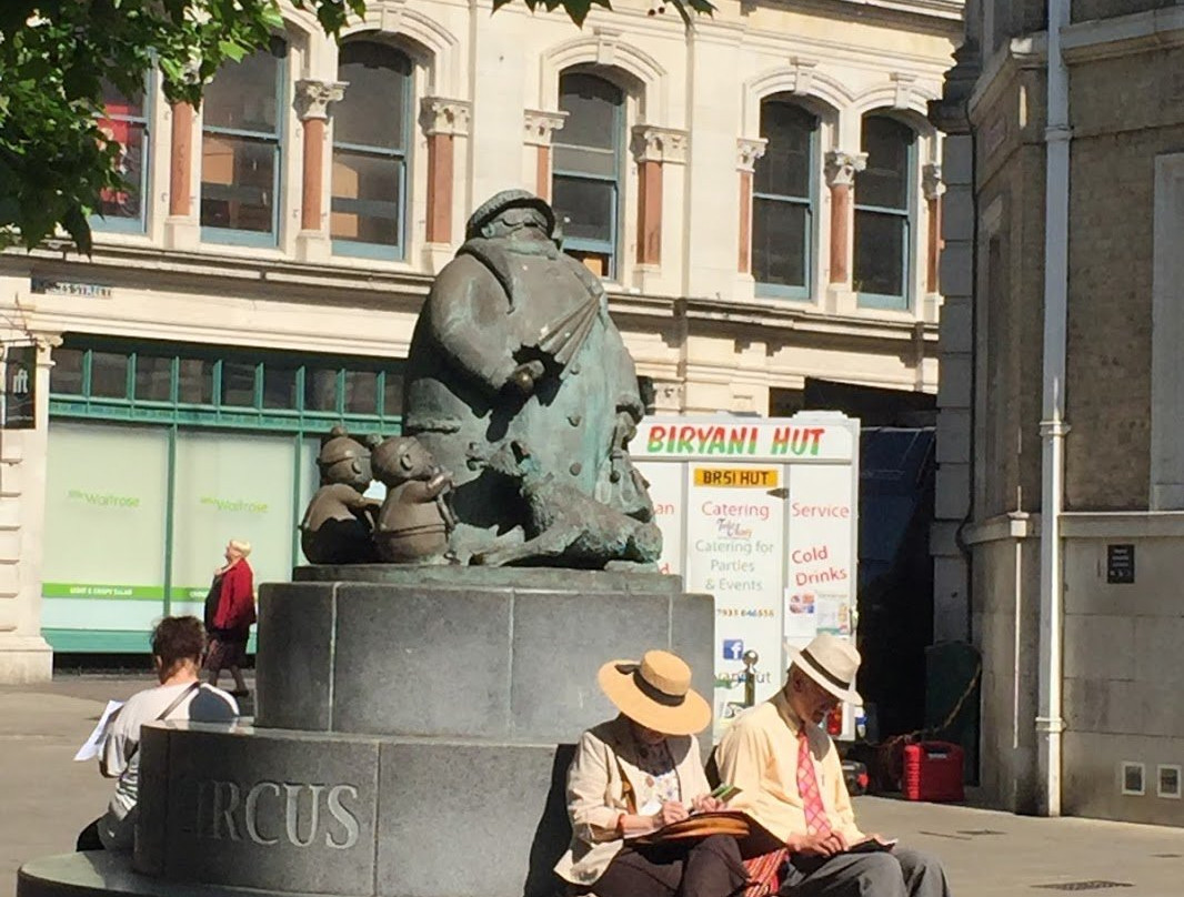 The Giles Statue景点图片