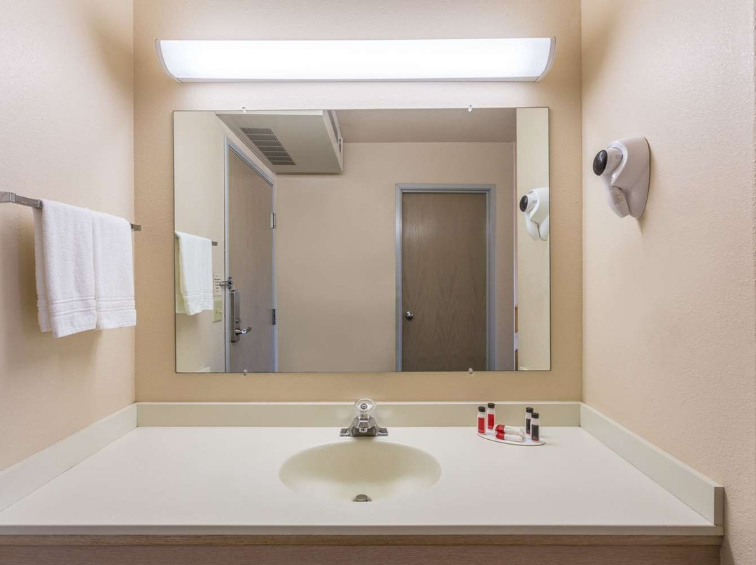 Super 8 by Wyndham Hamilton主图