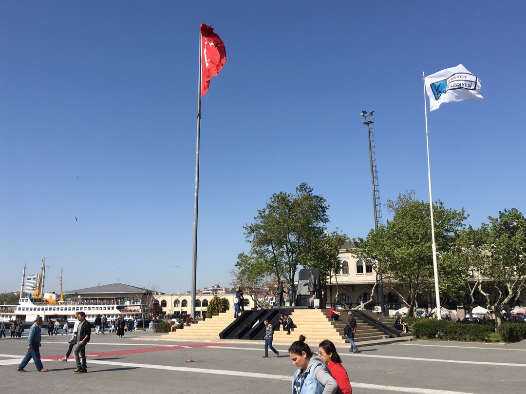 Statue of Ataturk & Children景点图片