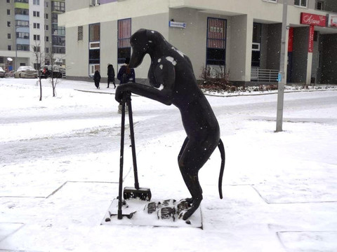 Lesnoi旅游景点-Monument to The Dog Cleaning After Itself