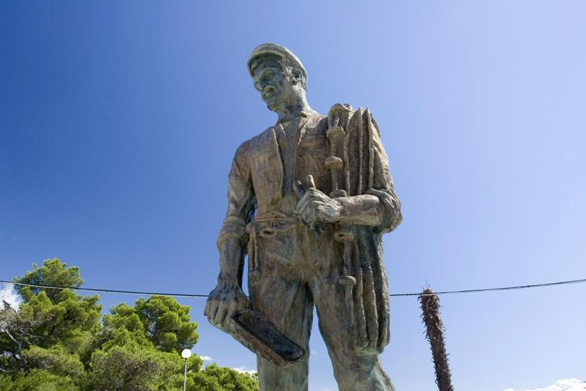 The Bronze Fisherman Statue景点图片