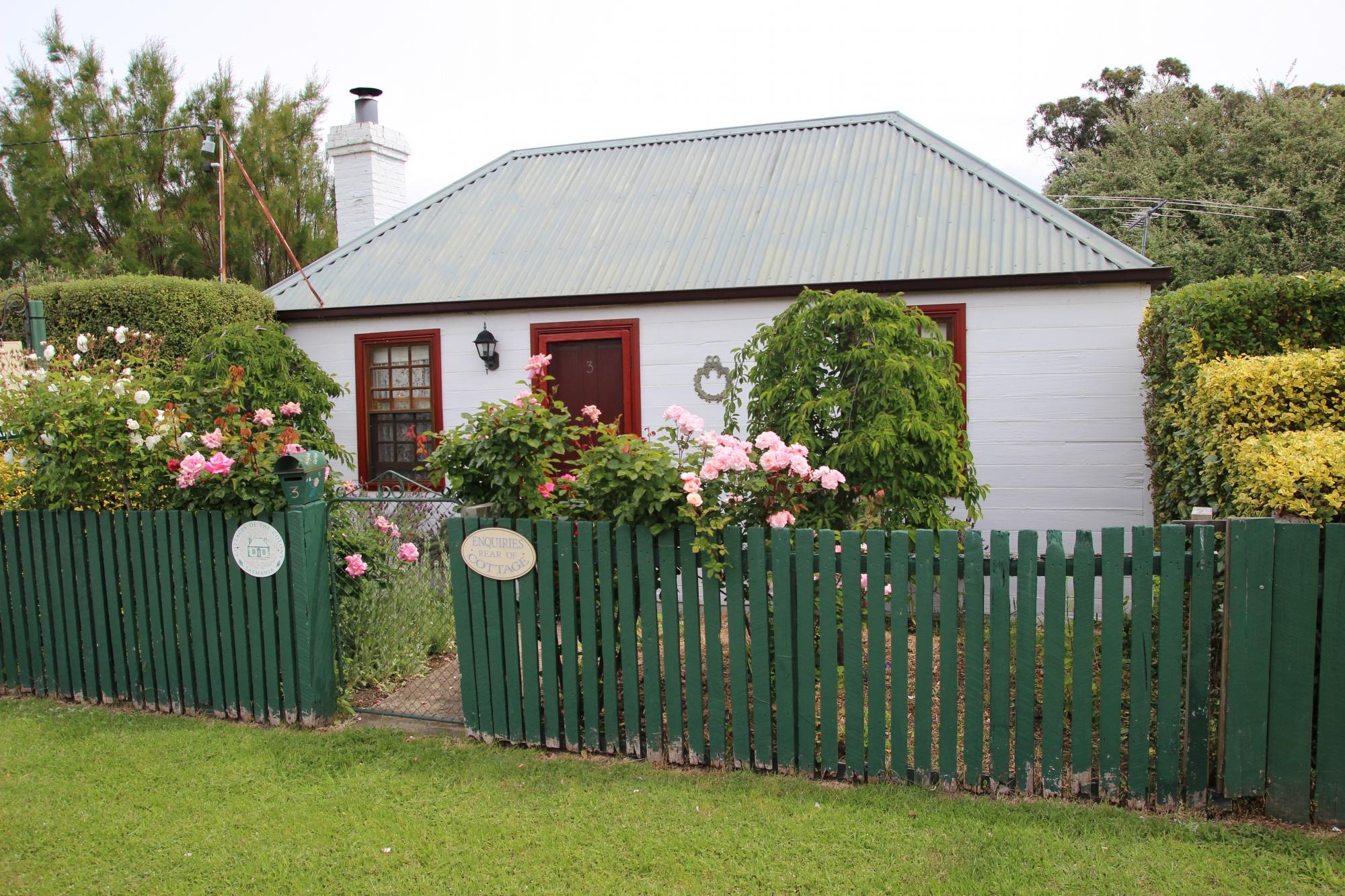 Hollyhock Cottage-客卧