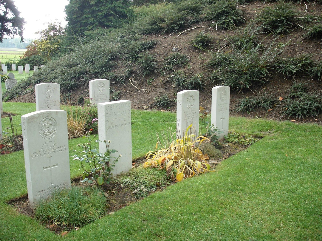 Entente Cordiale Tours-切斯特必去景点