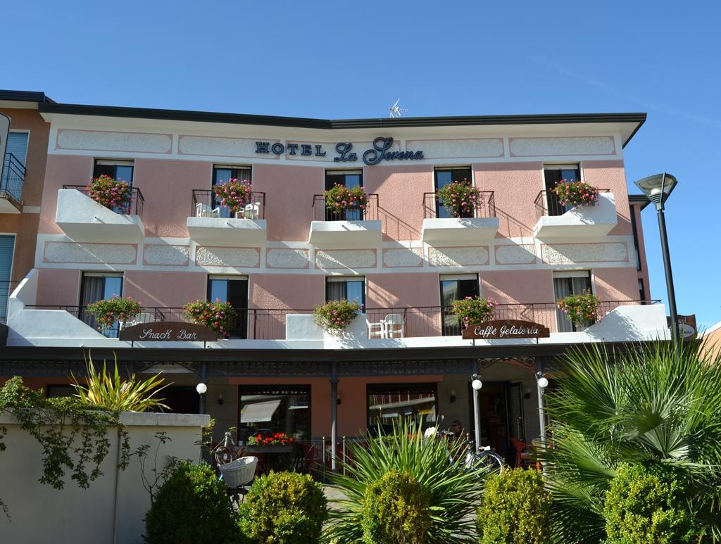 拉塞雷纳酒店主图