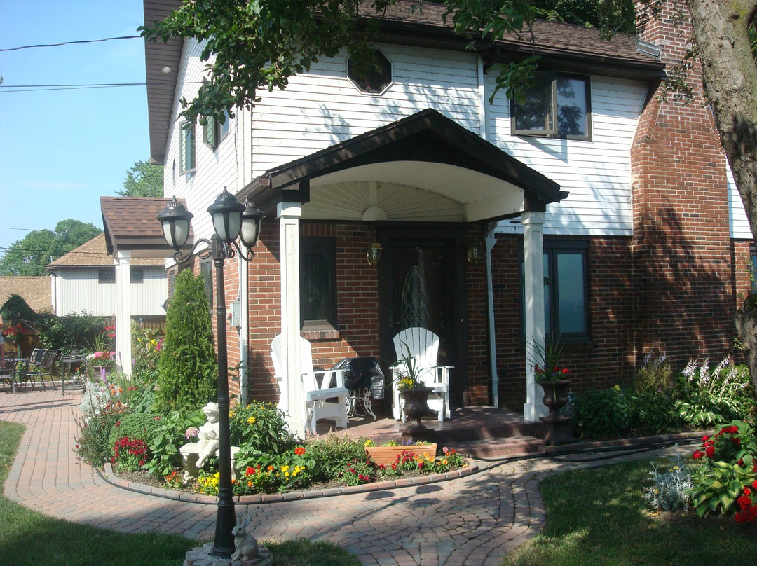 Sharon's Lakehouse Bed & Breakfast主图