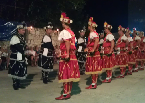 Moreska Sword Dancing-科尔丘拉镇必去景点