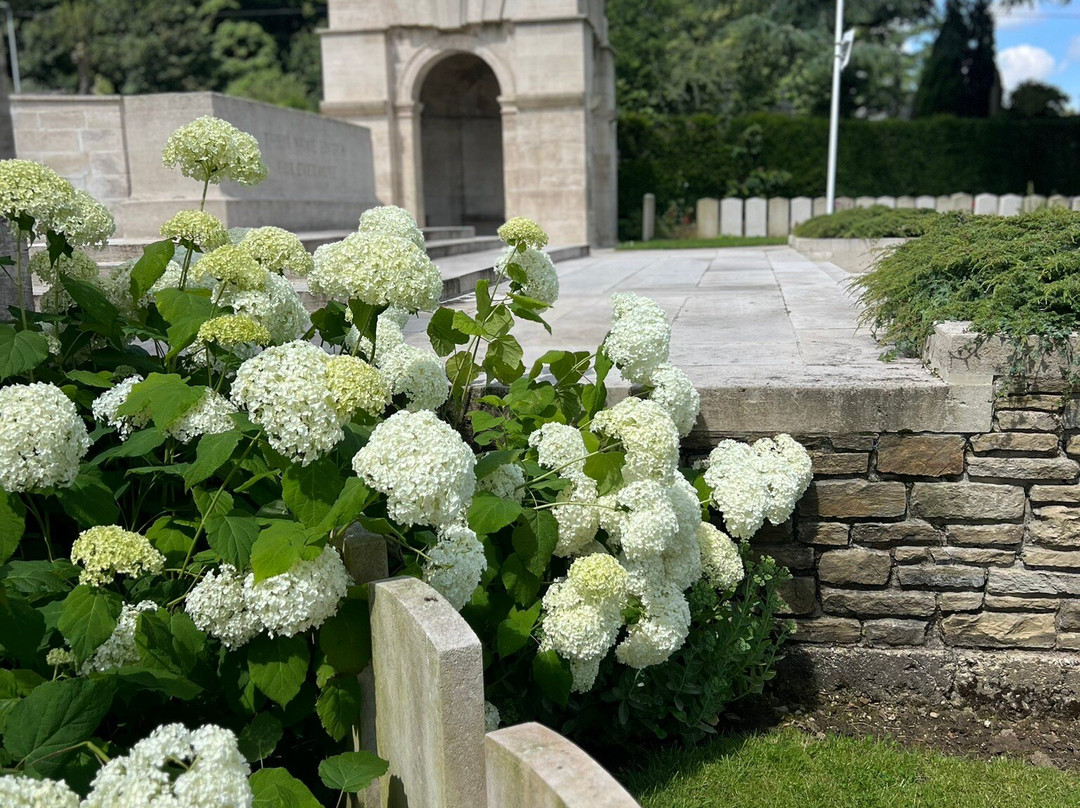 Longuenesse Saint Omer Souvenir Cemetery景点图片