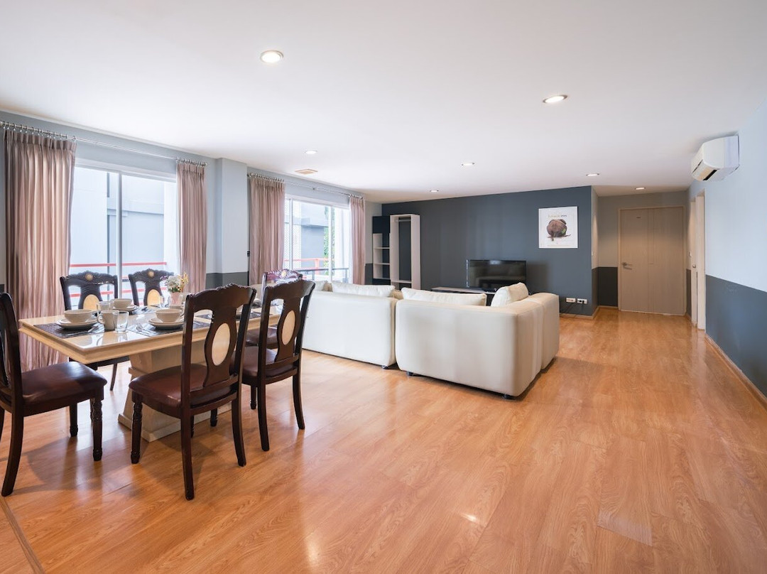 曼谷埃切克沙同酒店主图