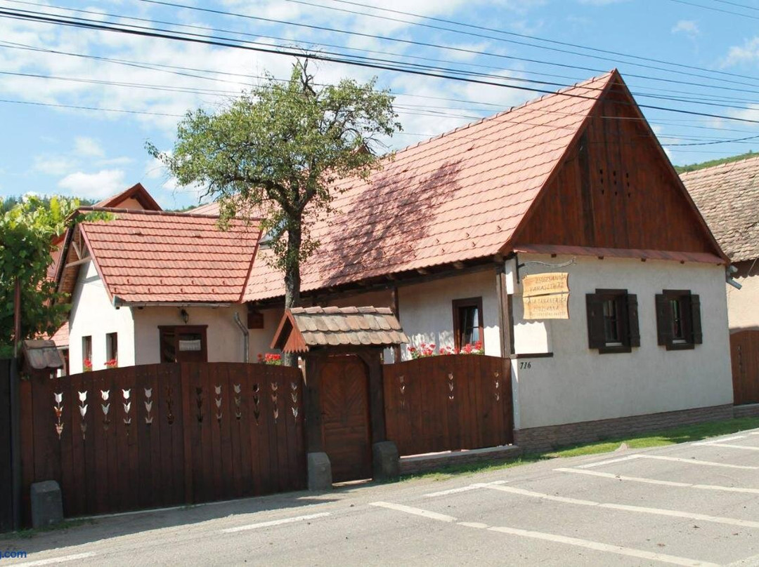 Zsuzsanna Paraszthaz