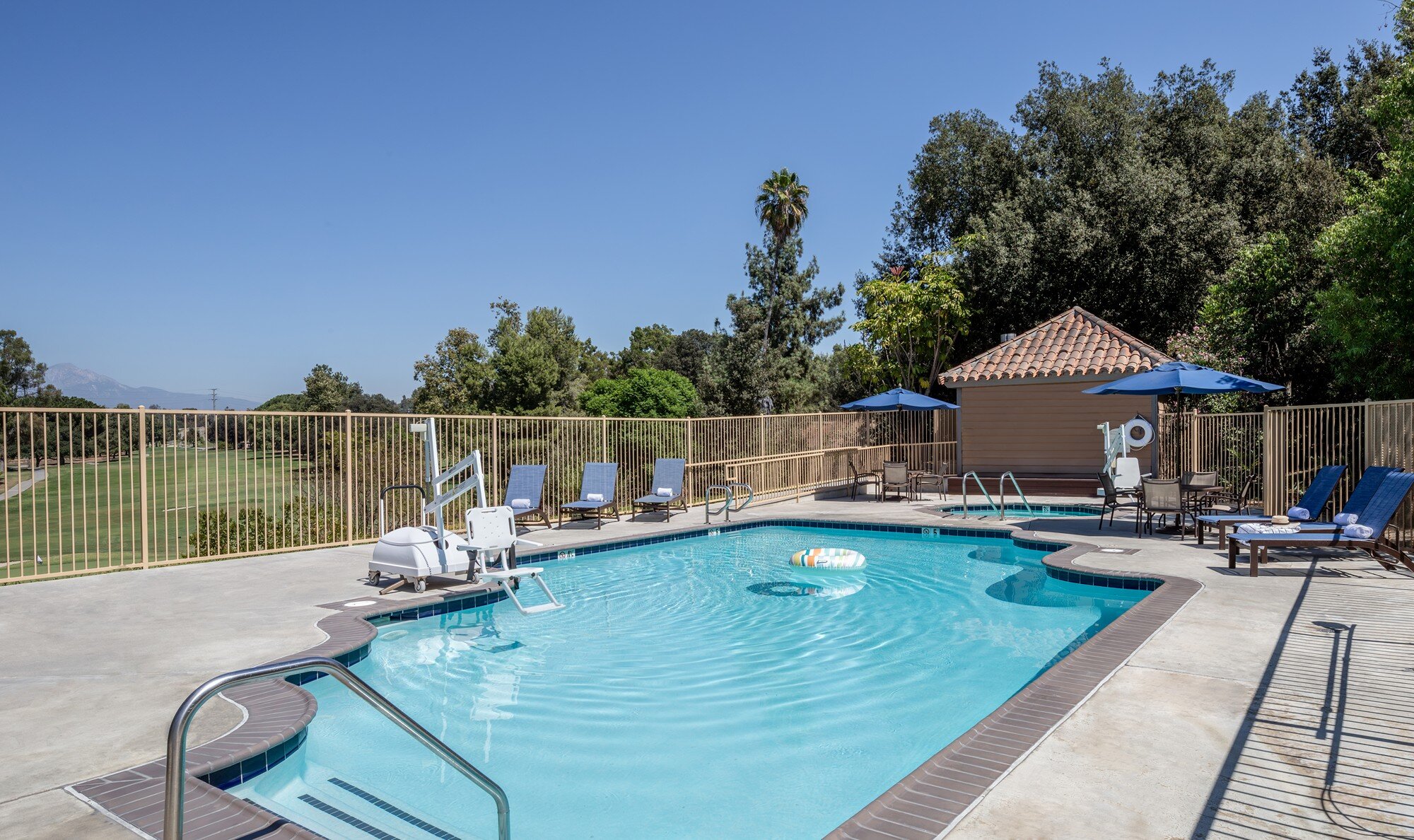 艾尔钻石吧套房套房酒店-泳池