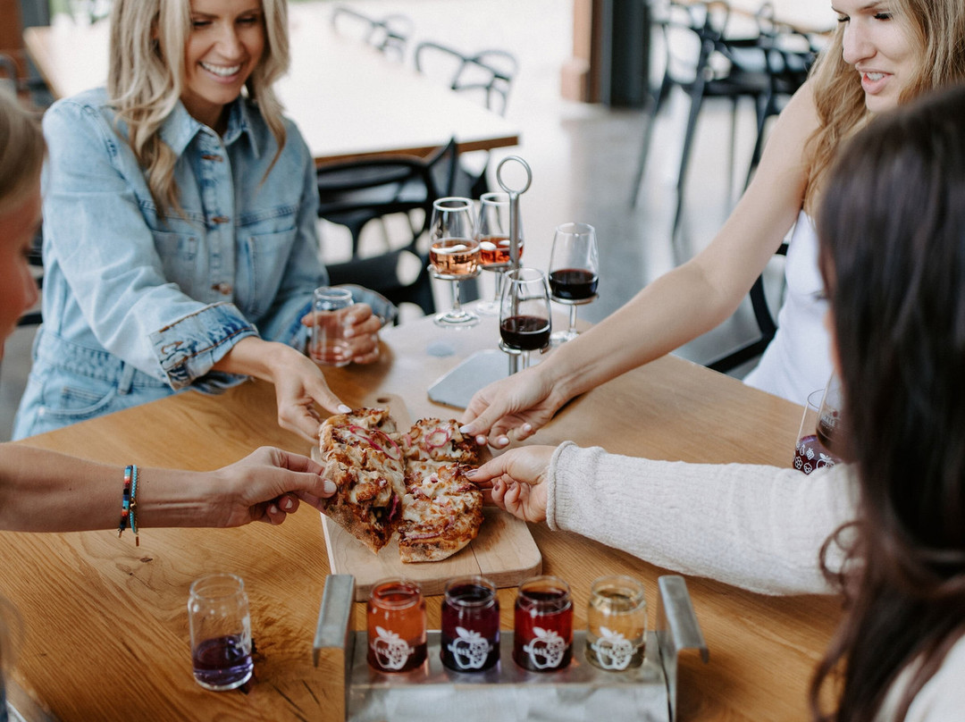 Shale Ridge Estate Winery, Cidery, & Nordic Spa-Thedford必去景点