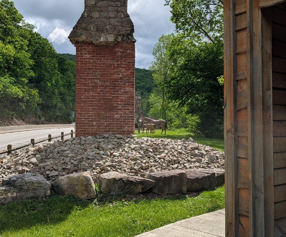 Historic Stone Chimneys景点图片