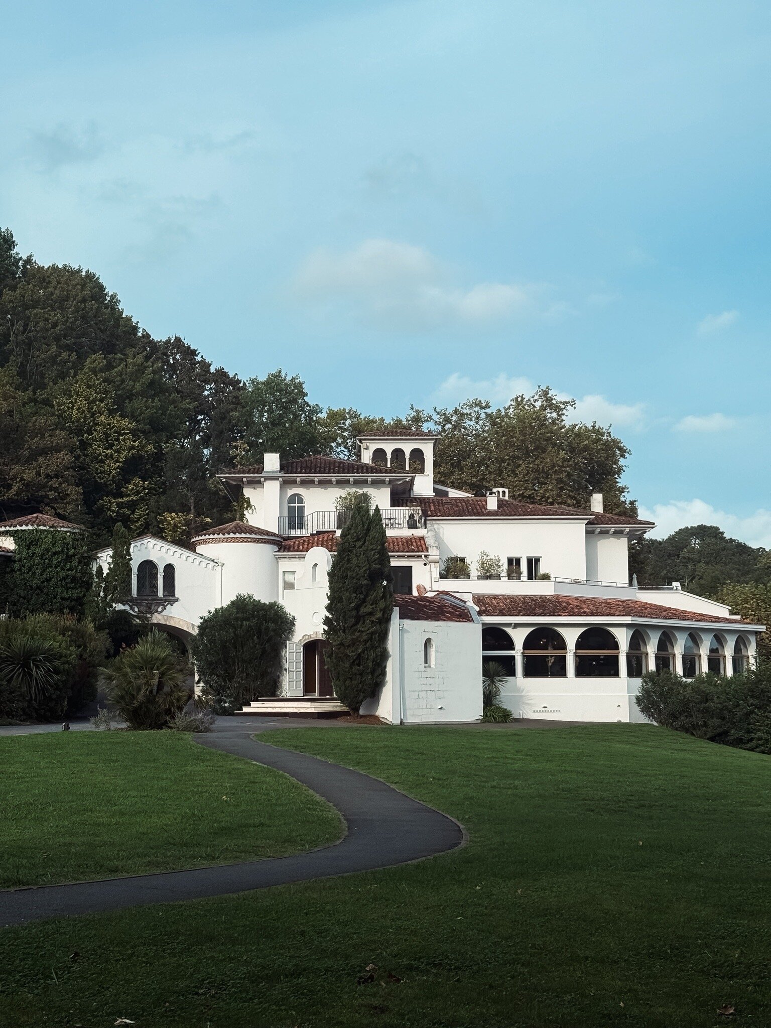 Brindos, Lac & Château-官方