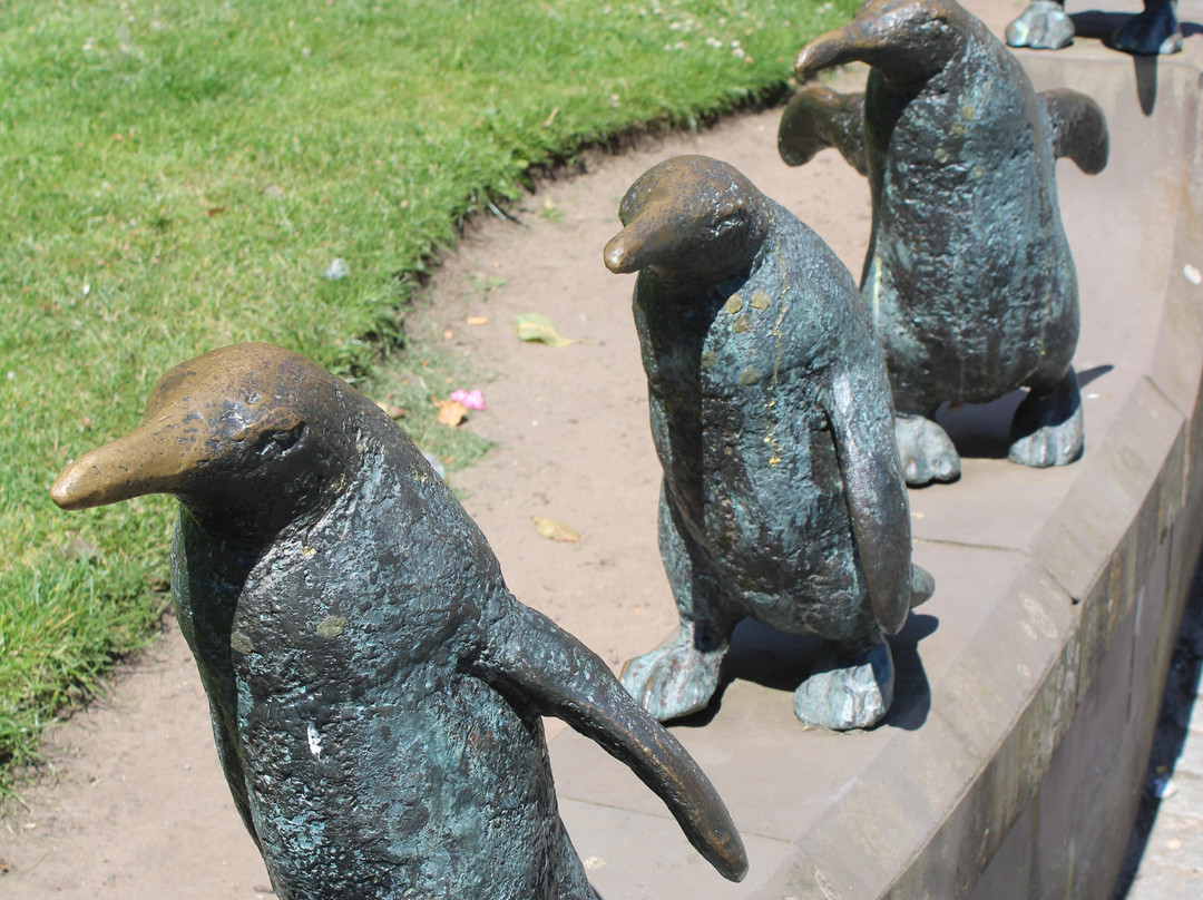 Penguin Statues-敦提必去景点