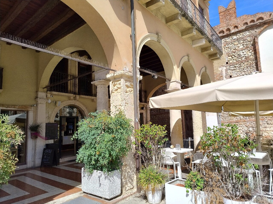 Opera Coffe Food & Drink