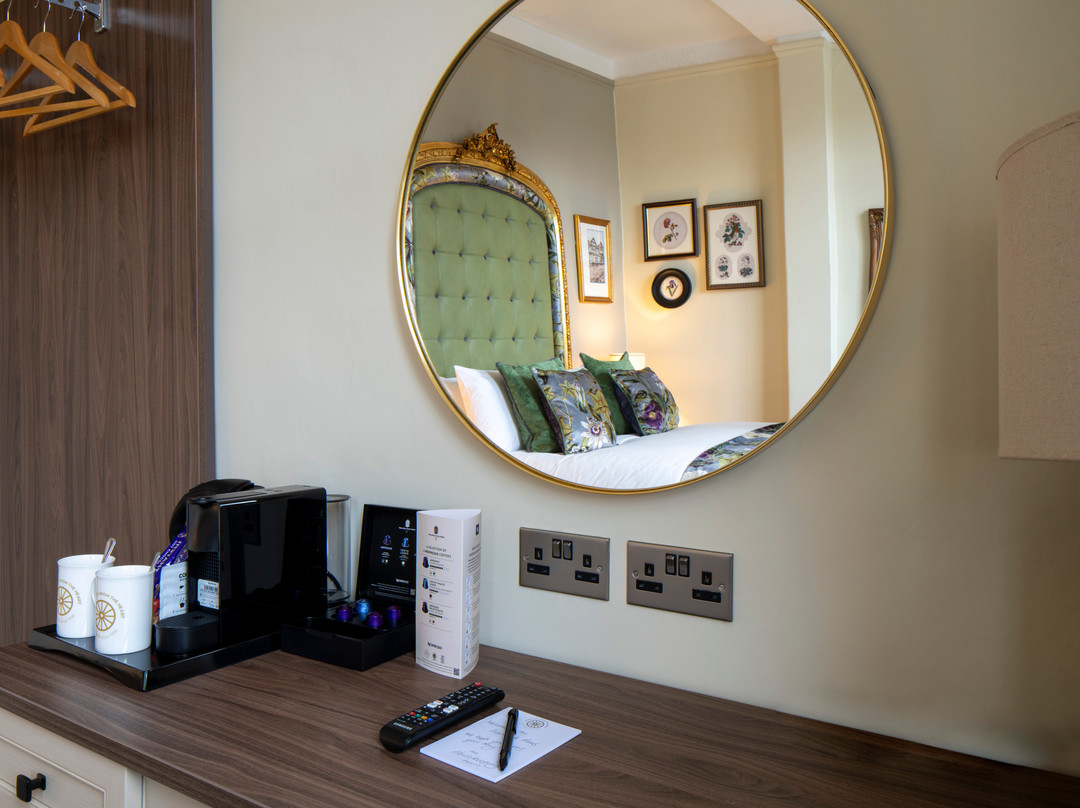 Warwick Arms Hotel主图