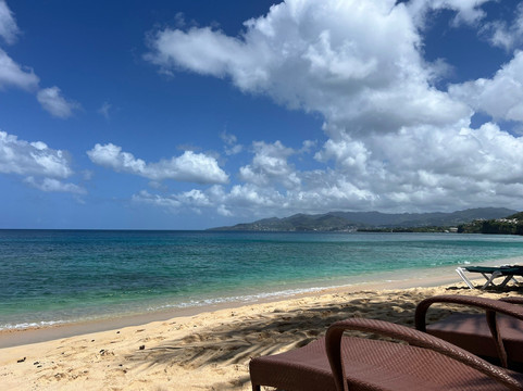 马卡彼岸花度假酒店主图