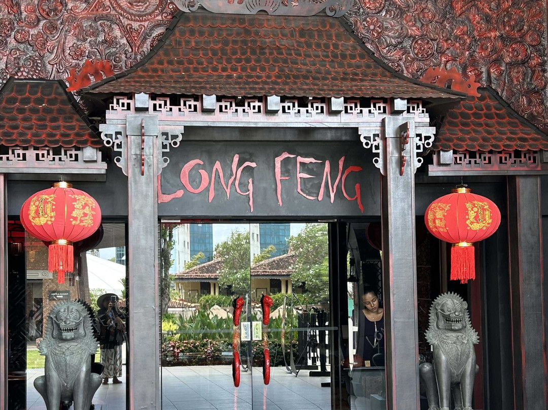 辛纳蒙湖畔酒店主图