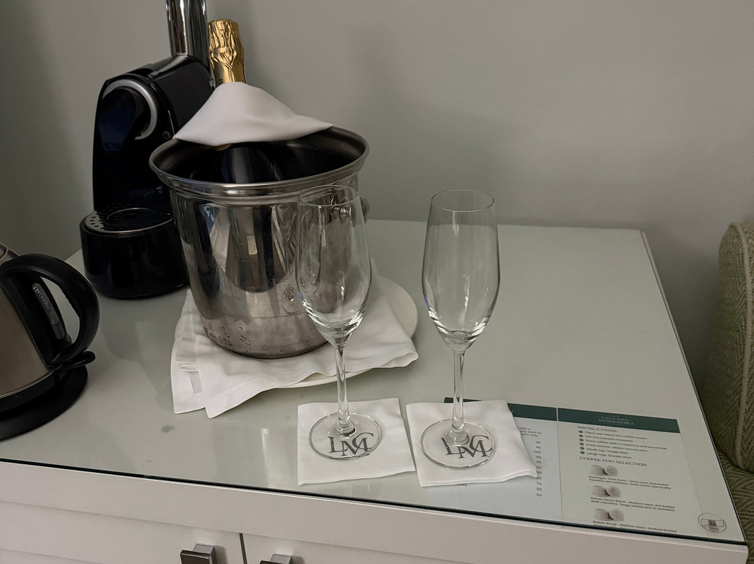塞拉斯酒店主图