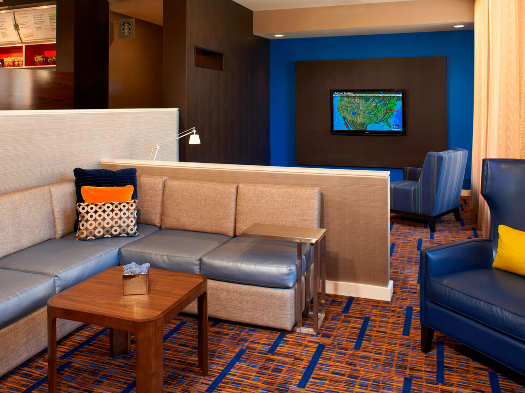 底特律沃伦万怡酒店主图