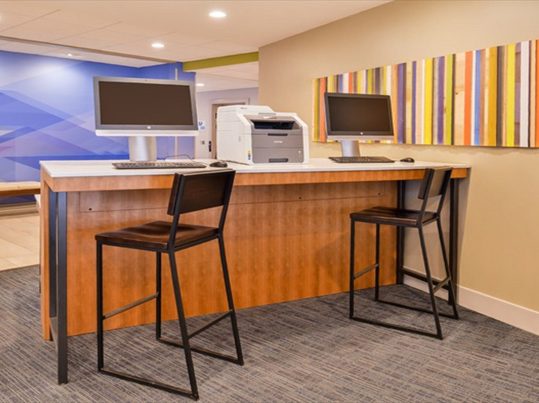 Holiday Inn Express & Suites Parkersburg East By IHG主图