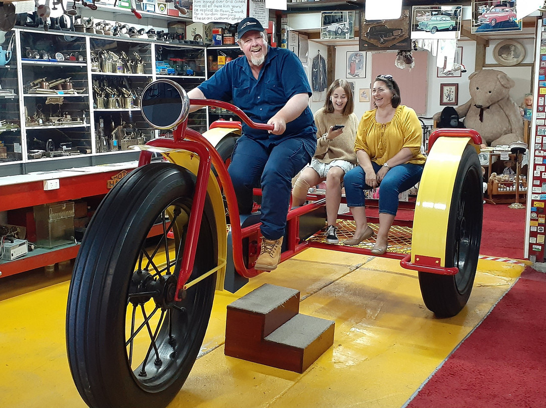 Donald & Sheila Feast's Classic Car Collection & memorabilia景点图片