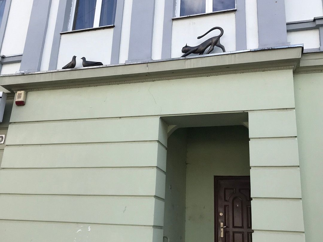 Rukai旅游景点-Cat and Doves on the Cornice