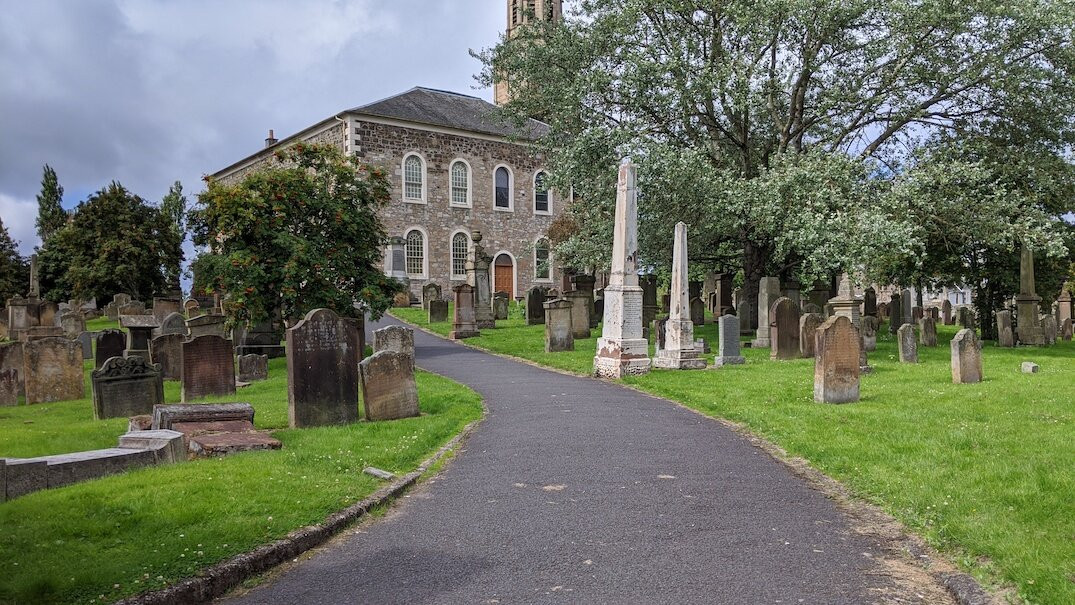 Irvine Old Parish Church and Graveyard景点图片