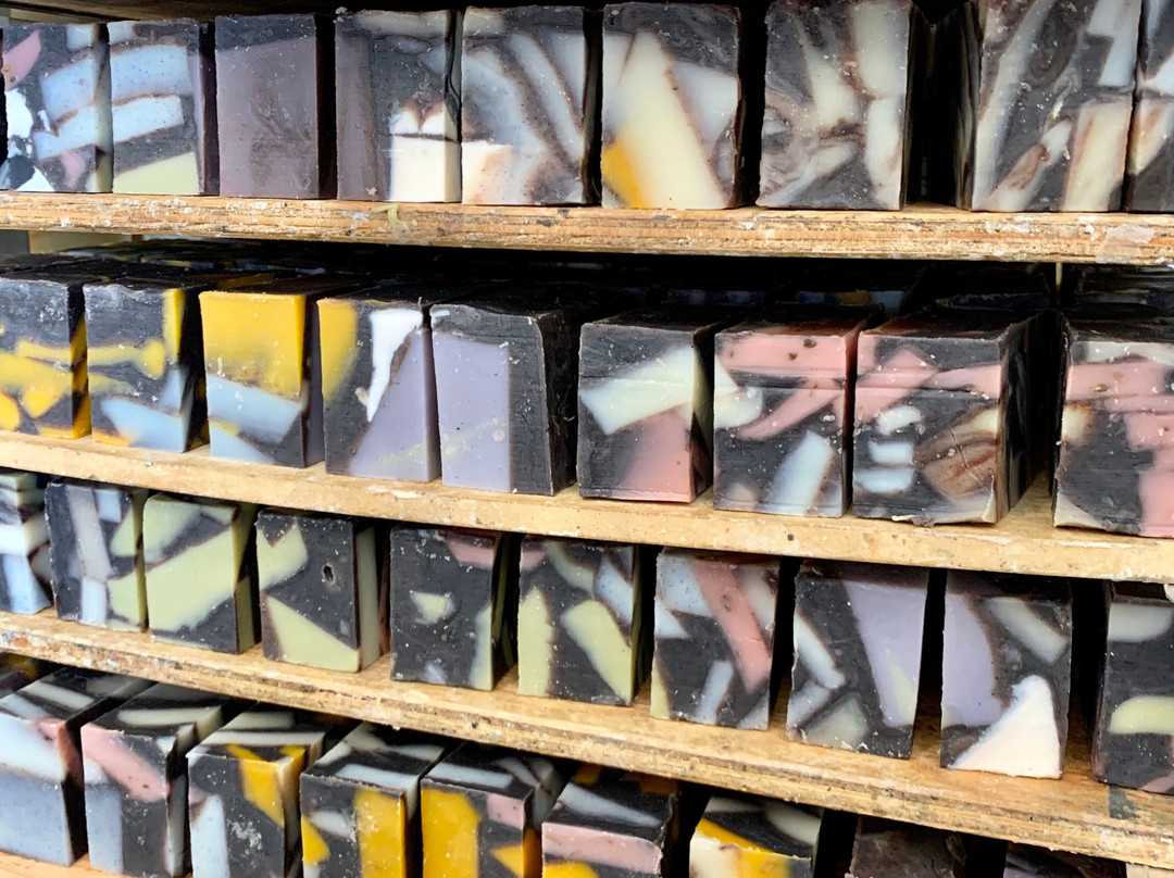 Rocky Mountain Soap Company Workshop Tours-坎莫尔必去景点