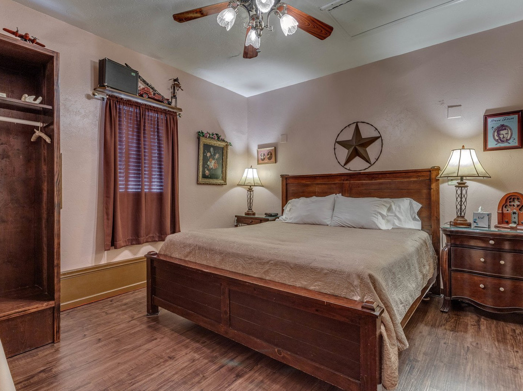 Whispering Pines Bed and Breakfast主图