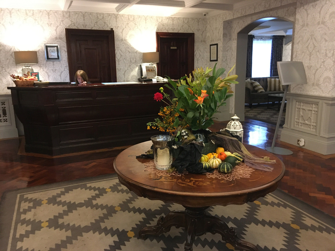草甸酒店主图
