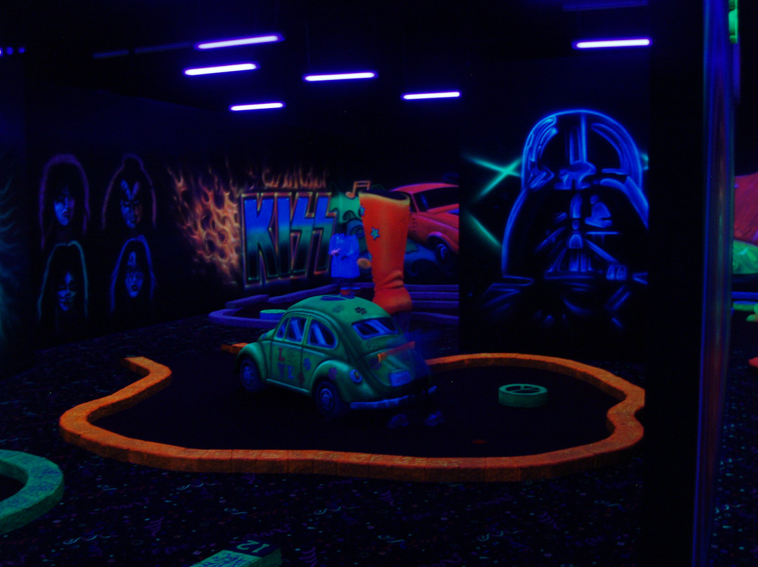 Rockerville旅游景点-Putz n Glo Black Light Mini Golf