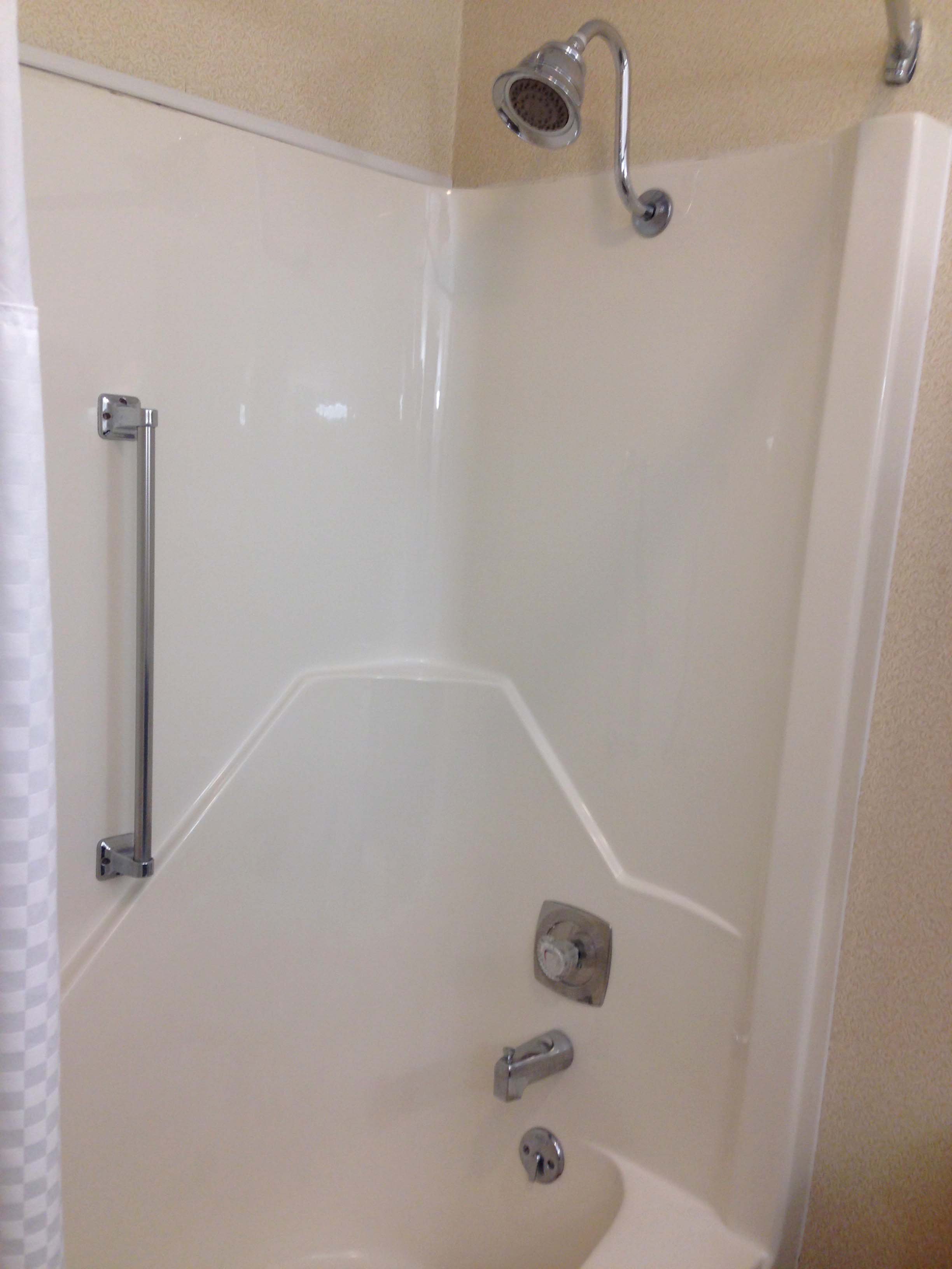 Days Inn by Wyndham Warren-浴室